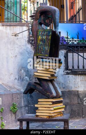 L'Italia, Campania, Napoli, centro storico sono classificati come patrimonio mondiale dall' UNESCO, scultura di strada Foto Stock