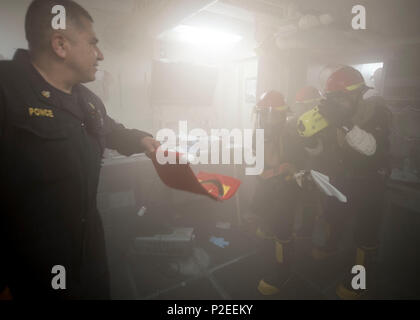 160910-N-LR795-059 OCEANO PACIFICO (sett. 10, 2016) - squadra volante i membri partecipano in un drill incendio a bordo il trasporto anfibio dock nave USS Somerset (LPD 25). Il Somerset, parte dell'isola Makin anfibio gruppo pronto, sta conducendo la formazione integrata con l'undicesimo Marine Expeditionary Unit al largo della costa della California meridionale, in preparazione per la sua distribuzione da nubile. (U.S. Foto di Marina di Massa lo specialista di comunicazione di terza classe Amanda Chavez) Foto Stock