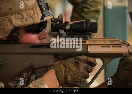 Stati Uniti Marine Corps Lance Cpl. Christopher J. Horner, una macchina gunner con Marine forza rotazionale - Darwin (MRF-D), spara una F88 Austeyr presso la Caserma Robertson vicino Area Formazione, Territorio del Nord, l'Australia, Sett. 14, 2016. Marines con Marine forza rotazionale - Darwin e soldati australiani con 5 RAR scambiati fucili a familiarizzare con altri sistemi di armamenti. (U.S. Marine Corps foto di Sgt. Carlos Cruz Jr.) Foto Stock