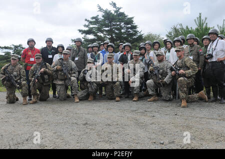 Stati Uniti I soldati dell esercito dal 2° Battaglione, 27° Reggimento di Fanteria, 3° Brigata Team di combattimento, XXV divisione di fanteria posano con un gruppo giapponese di illustri visitatori in un tour della Aibano Area Formazione, Giappone il 7 settembre 13, 2016. Gli illustri ospiti sono stati invitati dalla terza divisione e consisteva di leader della comunità locale e amministratori delegati che sostengono il Giappone terra forza di autodifesa. Il gruppo ha visitato le strutture compreso il servicemembers quarti viventi e osservato diversa formazione, come il combattimento ravvicinato e sparo di artiglieria. Foto Stock