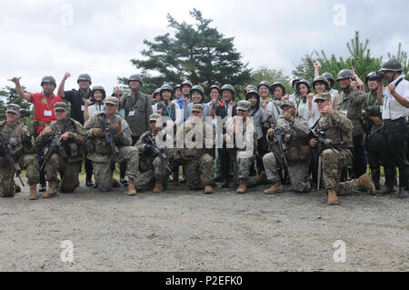 Stati Uniti I soldati dell esercito dal 2° Battaglione, 27° Reggimento di Fanteria, 3° Brigata Team di combattimento, XXV divisione di fanteria posano con un gruppo giapponese di illustri visitatori in un tour della Aibano Area Formazione, Giappone il 7 settembre 13, 2016. Gli illustri ospiti sono stati invitati dalla terza divisione e consisteva di leader della comunità locale e amministratori delegati che sostengono il Giappone terra forza di autodifesa. Il gruppo ha visitato le strutture compreso il servicemembers quarti viventi e osservato diversa formazione, come il combattimento ravvicinato e sparo di artiglieria. Foto Stock