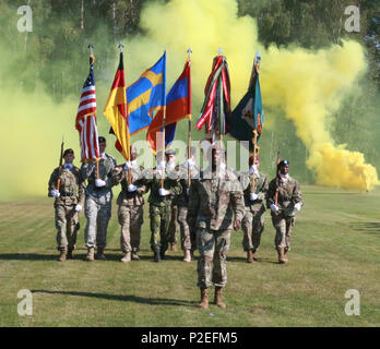 Gli studenti in base corso Leader al settimo Esercito di formazione del comando Sottufficiale Academy condurre una cerimonia di laurea presso l'accademia del campo di graduazione di Grafenwoehr, Germania, Sett. 8, 2106. 008-16 di classe è stata la prima classe di laurea servizio internazionale membri dalla svedese e le forze armate armene hanno. (U.S. Foto dell'esercito da Staff Sgt. Kathleen V. Polanco) Foto Stock