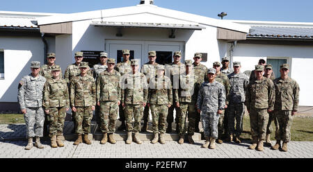 Il centro di Marshall's Area Estero Officer (FAO) Programma visite Grafenwoehr, Germania, Sett. 12, 2016. La FAOs sono state fornite una comprensione del settimo Esercito di formazione del comando (7ATC) funzionalità con un benvenuto da Col. William C. Linder, il 7ATC capo del personale; una funzionalità a breve la multinazionale comune Centro Simulazioni; e una breve sulla costruzione di NCO Corps presso la Accademia di NCO. La visita di FAOs sarà il futuro coordinatori per il teatro di sicurezza attività di cooperazione quando servono nelle ambasciate degli Stati Uniti nella loro regione assegnato. (U.S. Foto dell'esercito da Staff Sgt. Kathleen V. Polanco Foto Stock