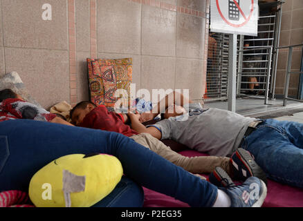 Famiglie dal Guatemala e in Messico in cerca di asilo negli Stati Uniti attendere per molti giorni presso il porto di entrata in Nogales, Sonora, Messico per noi offic Foto Stock