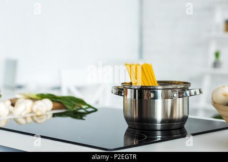 Pan con pasta su pulire la stufa elettrica in cucina Foto Stock