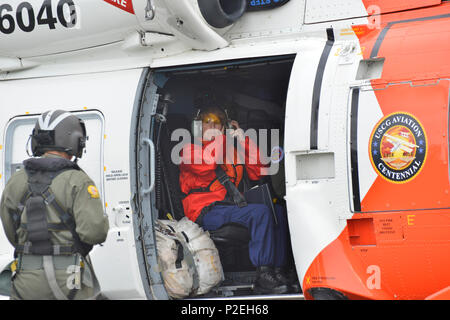 Adm posteriore. Meredith Austin, Commander, 5 Coast Guard District, si prepara per il lancio a bordo di un MH-60 elicottero Jayhawk alla base Portsmouth a Portsmouth, Virginia, Sett. 3, 2016 per visualizzare varie posizioni nel quinto quartiere area di responsabilità nella scia della tempesta tropicale Hermine. La Guardia Costiera è in un processo di valutazione dei danni causati dalle tempeste in Virginia e Carolina del Nord. (U.S. Coast Guard foto di Sottufficiali di seconda classe Nate Littlejohn) Foto Stock