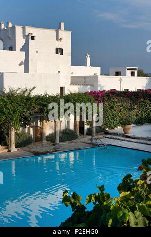 L'Italia, Puglia, Savelletri di Fasano, piscina fiancheggiata da colonne romane di La Masseria Torre Maizza Foto Stock