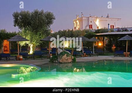 L'Italia, Puglia, Savelletri di Fasano, piscina della Masseria Torre Coccaro, illuminata di notte Foto Stock