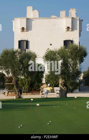 L'Italia, Puglia, Savelletri di Fasano, Olivo bloccato sul verde del La Masseria Torre Maizza Foto Stock