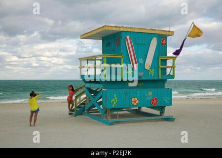 Stati Uniti, Florida, Miami, riprese di un pino alto, nella parte anteriore di un retrò posti di primo soccorso, sulla spiaggia, nel quartiere di South Beach a Miami Beach Foto Stock