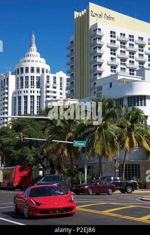 Stati Uniti, Florida, Miami, Ferrari andando indietro Collins Avenue, con sullo sfondo la Art deco hotel Royal Palm, sulla South Beach distretto Foto Stock