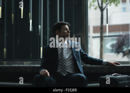 Imprenditore pensieroso seduto sul divano Foto Stock