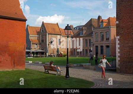 Francia, Nord, Lille, vecchia Lille, giardino della contessa e i suoi palazzi in mattoni rossi Foto Stock