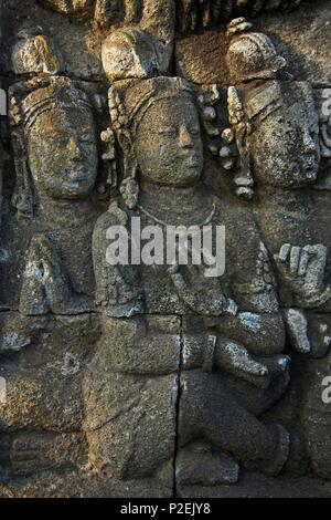 Indonesia, Java, il Borobudur, scolpito in pietra statue di Buddha e rilievi su il più grande tempio Buddista del mondo Foto Stock