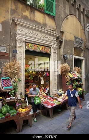 In Italia, la Liguria, geni, Genoes davanti a frutta e verdura negozio in un vicolo della città medievale Foto Stock