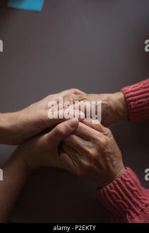 Custode confortante donna senior presso la casa di cura Foto Stock