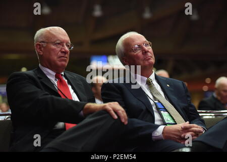 Ritirato Air Force Lt. Gen. Harry Wyatt, ex direttore della Air National Guard e ritirato Air Force Gen. Craig McKinley, ex capo della Guardia Nazionale Ufficio di presidenza, nella guardia nazionale associazione di Stati Uniti 138th Conferenza Generale, Baltimore, Md., Sett. 10, 2016. (U.S. Esercito nazionale Guard foto di Sgt. 1. Classe Jim Greenhill) Foto Stock