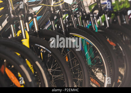 Vista ravvicinata di ruote di biciclette vendita nel negozio di biciclette Foto Stock