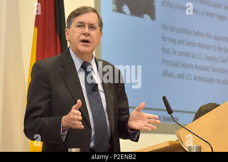 Ambasciatore David M. Satterfield, direttore generale della Forza multinazionale e osservatori, ha parlato di "inseguono il denaro: sfide e opportunità nel Counter-Financing." Keatinge era uno dei due partecipanti al centro di Marshall il Senior Executive Seminario il cui tema quest anno è "Come funziona ISIS fine?" Più di 70 alti gradi militari e i responsabili di governo da 41 nazioni hanno partecipato a questo anno la settimana di seminario. Foto Stock