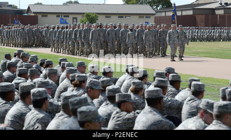 Avieri a Sheppard Air Force Base in Texas, marzo giù la bomba correre per un pass e la revisione da parte di Brig. Gen. Patrick Doherty, ottantaduesima formazione Wing Commander, Sett. 9, 2016. Più di 83.000 americani rimangono mancanti dalla seconda guerra mondiale e la guerra di Corea, la guerra fredda, le guerre del Golfo e altri conflitti. Di quelli mancanti, 41.000 di mancanti sono presunti perso in mare. (U.S. Air Force foto di Senior Airman Kyle E. Gese) Foto Stock