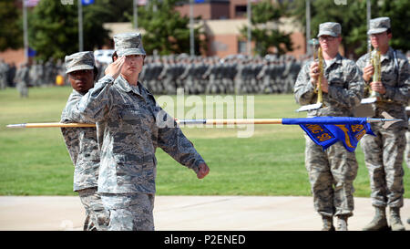 Il personale Sgt. Samantha Rudloff, 365Training Squadron formazione militare leader, marche il suo squadrone giù la bomba correre per un pass e la revisione da parte di Brig. Gen. Patrick Doherty, ottantaduesima formazione Wing Commander, Sett. 9, 2016. Quasi il 75 per cento degli americani scomparsi si trovano nell area dell Asia del Pacifico. (U.S. Air Force foto di Senior Airman Kyle E. Gese) Foto Stock