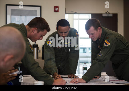 Stati Uniti Air Force F-15E piloti assegnati al 334 Fighter Squadron rivedere il loro piano di volo prima di volare su New York City, NY, Sett. 10, 2016. Il piano comprendeva cinque F-15E Strike Eagles conducendo un cavalcavia per gli Stati Uniti Campionato Open donna di finale di partita di tennis. (U.S. Air Force photo by Staff Sgt. Corey gancio) Foto Stock