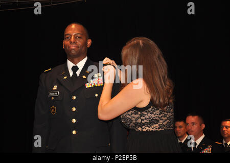 Secondo Lt. Christopher Rogers è imperniata sul suo nuovo rango durante il candidato ufficiale di diploma per il 215th regionale istituto di formazione sett. 11 presso il Parco Papago militare prenotazione. La Arizona esercito guardia nazionale ha accolto 14 nuovi ufficiali per i suoi ranghi il quindicesimo anniversario degli attacchi a 9-11. In armonia con la Tradizione Famiglia e amici sono stati ammessi al pin del nuovo rango sul guardie.(STATI UNITI Air Force foto di Capt. Matthew Murphy) Foto Stock