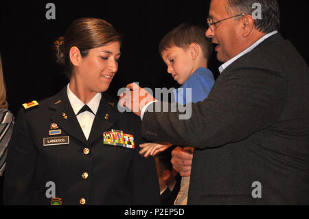 Secondo Lt. Lisa Landeros è imperniata sul suo nuovo rango durante il candidato ufficiale di diploma per il 215th regionale istituto di formazione sett. 11 presso il Parco Papago militare prenotazione. La Arizona esercito guardia nazionale ha accolto 14 nuovi ufficiali per i suoi ranghi il quindicesimo anniversario degli attacchi a 9-11. In armonia con la Tradizione Famiglia e amici sono stati ammessi al pin del nuovo rango sul guardie.(STATI UNITI Air Force foto di Capt. Matthew Murphy) Foto Stock
