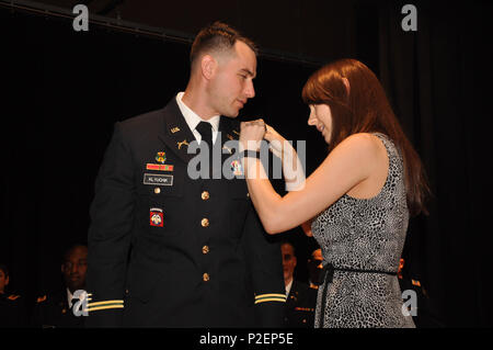 Secondo Lt. Konstantin Klyuchik è imperniata sul suo nuovo rango durante il candidato ufficiale di diploma per il 215th regionale istituto di formazione sett. 11 presso il Parco Papago militare prenotazione. La Arizona esercito guardia nazionale ha accolto 14 nuovi ufficiali per i suoi ranghi il quindicesimo anniversario degli attacchi a 9-11. In armonia con la Tradizione Famiglia e amici sono stati ammessi al pin del nuovo rango sul guardie.(STATI UNITI Air Force foto di Capt. Matthew Murphy) Foto Stock