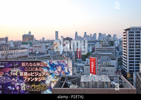 Shinjuku Skyline con grande manga billboard visto da Shibuya, Tokyo, Giappone Foto Stock