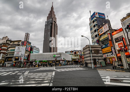 Strisce pedonali nella parte anteriore della stazione di Yoyogi con NTT Docomo edificio Yoyogi, Shinjuku, Tokyo, Giappone Foto Stock