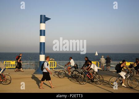 Spagna - Catalogna - Barcelonés (distretto) - Barcellona. Barcellona; Playa / Platja de la Mar Bella (El Poblenou); ciclistas / bicis (53). Foto Stock