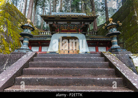 Decorate in oro edifici e lanterne di bronzo al Taiyu, Nikko, Prefettura di Tochigi, Giappone Foto Stock