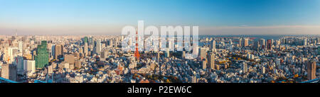 Lo skyline di Tokyo visto da Roppongi Hills con Skytree, la Tokyo Tower e il Bay, Minato-ku, Tokyo, Giappone Foto Stock