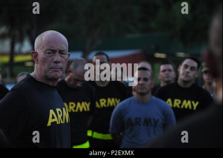 Lt. Gen. Charles D. Luckey, la xxxiii capo di esercito di riserva e 8 Comandante generale U.S. La riserva di esercito Comando, ha visitato la prima missione del comando di supporto, la sua non-allineati unità e Fort Buchanan, PR sul Sett. 15. Luckey giurò in Giugno 30, 2016 come i senior leader per quasi 200.000 Riserva di esercito di soldati in tutti i 50 Stati e territori degli Stati Uniti. Foto Stock