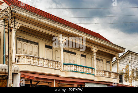 Francese antico edificio coloniale con vernice di fading e scaglie di cemento in Savennakhet Laos. Foto Stock