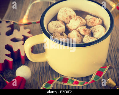 Cioccolata calda con marshmallows e cannella, drink di Natale con decorazione Foto Stock