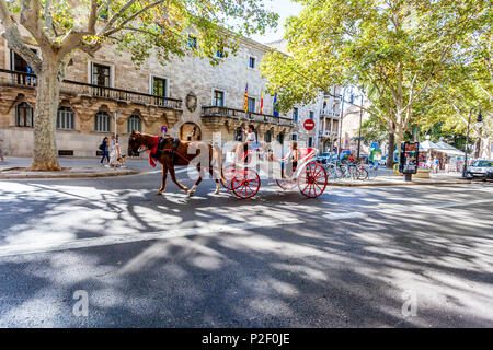 Carrozza a cavallo nella città vecchia di Palma, centro storico ciutat Antiga, Palma de Mallorca, Maiorca, isole Baleari, medi Foto Stock