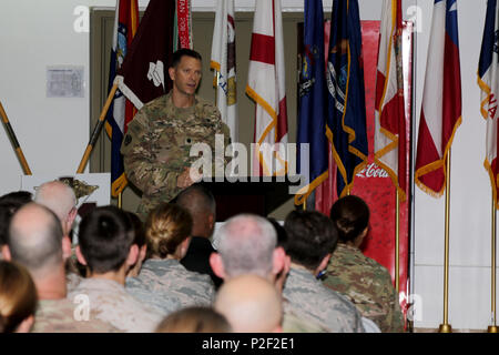 Lt. Col. Brian Hemann, il consulente teatrale per cardiologia presso l'U.S. Hospital-Kuwait militare, mutandine militare ai professionisti del settore sanitario durante il USMH-K Healthcare Simposio, 4 settembre a Camp Arifjan in Kuwait. Il multi-componente incluso forum apparenze dalla magg. Gen. William Hickman, vice comandante generale-operazioni, U.S. Esercito, centrale e gli operatori sanitari ed i responsabili e gli assistenti DA PARTE DEGLI STATI UNITI Esercito, Marine Corps, marina militare, aeronautica, nonché dal Kuwait ospedale militare. Foto Stock