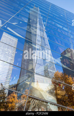 1 WTC o One World Trade Center riflettendo in vetro, National September 11 Memorial e Museo, sito del centro del commercio mondiale, mem Foto Stock