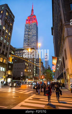 Quinta Avenue, 5, E 30 Street, Empire State Building al crepuscolo, semafori, Midtown Manhattan, New York City, Stati Uniti d'America, America Foto Stock