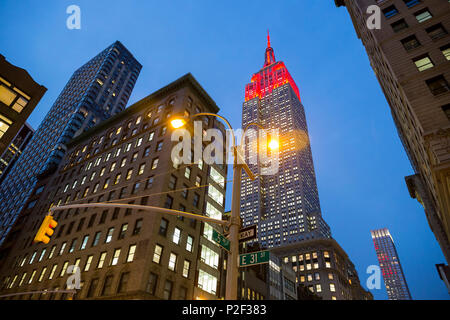 Quinta Avenue, 5, E 31 Street, angolo, Empire State Building, crepuscolo, semaforo, Midtown Manhattan, New York City, Stati Uniti d'America, Amer Foto Stock