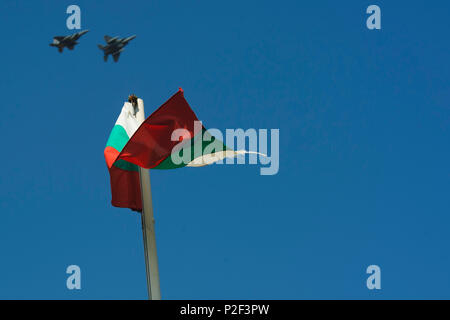 Due California Air National Guard F-15C aquile sorvolare una bandiera bulgara vicino la Flightline a Graf Ignatievo, Bulgaria, Sett. 8, 2016. Quattro delle Expeditionary 194th Fighter Squadron di F-15C Aquile sarà condotta congiunto NATO aria missioni di polizia con il bulgaro air force di polizia del paese ospitante lo spazio aereo sovrano sett. 9-16, 2016. Lo squadrone distribuito a Graf Ignatievo da Campia Turzii, Romania, dove essi servono in un teatro del pacchetto di sicurezza della distribuzione per l'Europa come una parte di Operazione Atlantic risolvere. (U.S. Air Force photo by Staff Sgt. Joe W. McFadden) Foto Stock