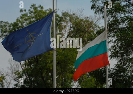 La NATO e bandiere bulgaro volare all'interno dell'entrata principale di Graf Ignatievo, Bulgaria, Sett. 9, 2016. Quattro la California e il Massachusetts aria guardie nazionali' F-15C Eagle fighter aircraft e circa 75 aviatori dal Expeditionary 194th Fighter Squadron distribuito a Graf Ignatievo, Bulgaria, e saranno pronti come interceptor, pronti a reagire rapidamente ad eventuali violazioni e le infrazioni per le operazioni di polizia di spazio aereo bulgaro sett. 9-16, 2016. Lo squadrone distribuito a Graf Ignatievo da Campia Turzii, Romania, dove essi servono in un teatro security package deployment in Europa come Foto Stock