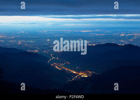 Vista da sopra Belchen Muenstertal verso la valle del Reno, Foresta Nera, Baden-Wuerttemberg, Germania Foto Stock