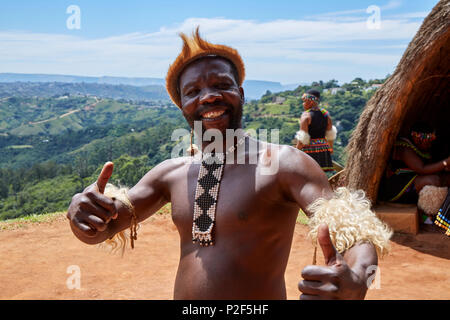 Ballerini Zulu effettuando al PheZulu villaggio culturale nella provincia di KwaZulu-Natal Foto Stock