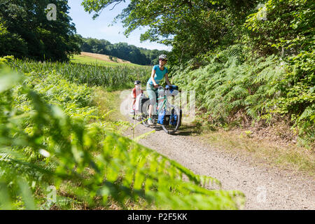 Madre e figlio su un tour in bicicletta, Mar Baltico, Signor, Bornholm, vicino Allinge, Danimarca, Europa Foto Stock