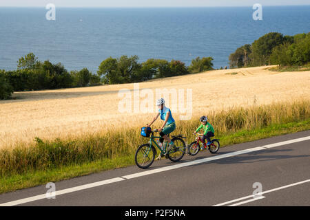 Madre e figlio su y ciclo tour vicino a cornfield, Mar Baltico, Signor, Bornholm, vicino Gudhjem, Danimarca, Europa Foto Stock