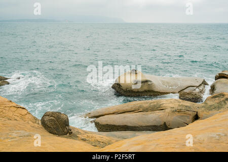 Offerte rocce, mare candele in Yehliu Geoparco a New Taipei City, Taiwan Foto Stock