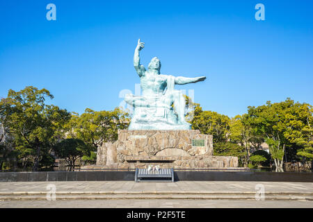 Statua della pace di Nagasaki il Parco della Pace a Nagasaki, in Giappone. Foto Stock